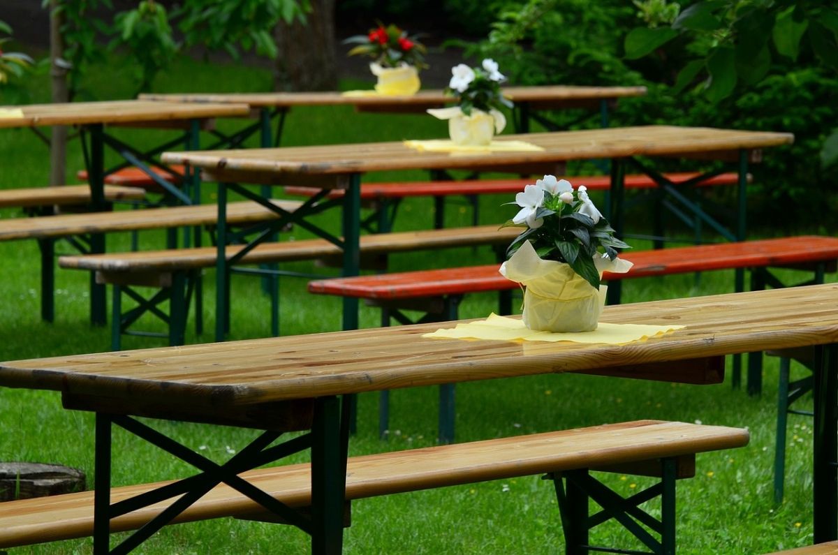 Bierzeltgarnituren im Garten